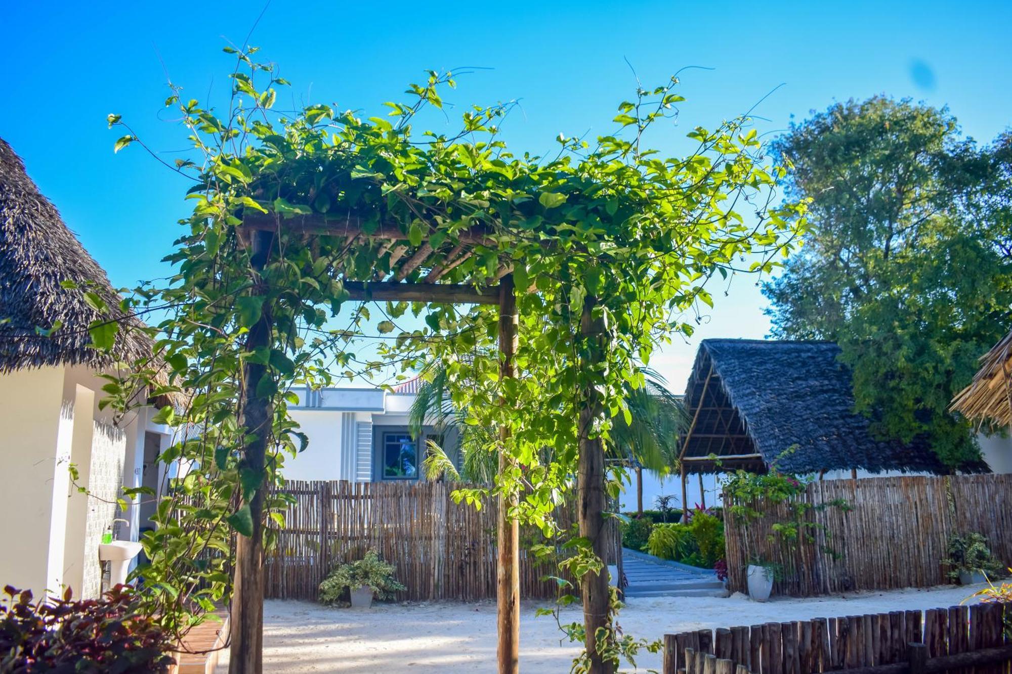 Uhuru House And Restaurant Нунгви Экстерьер фото
