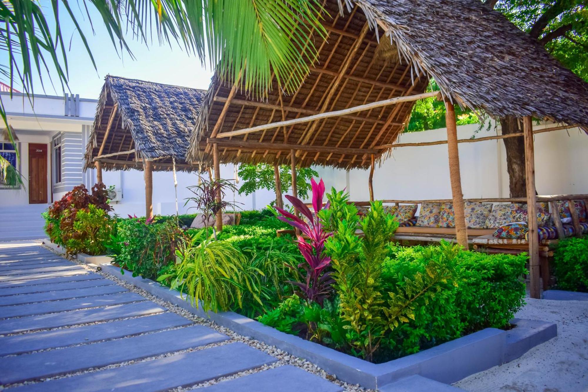 Uhuru House And Restaurant Нунгви Экстерьер фото