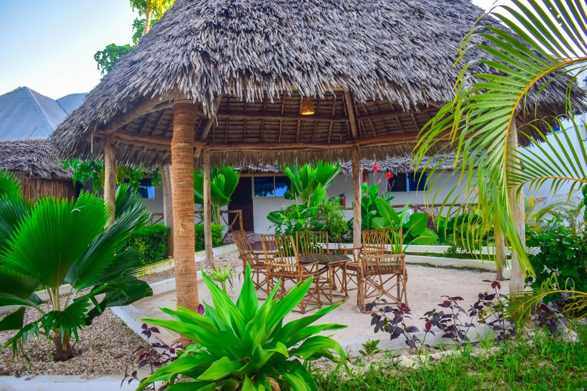 Uhuru House And Restaurant Нунгви Экстерьер фото