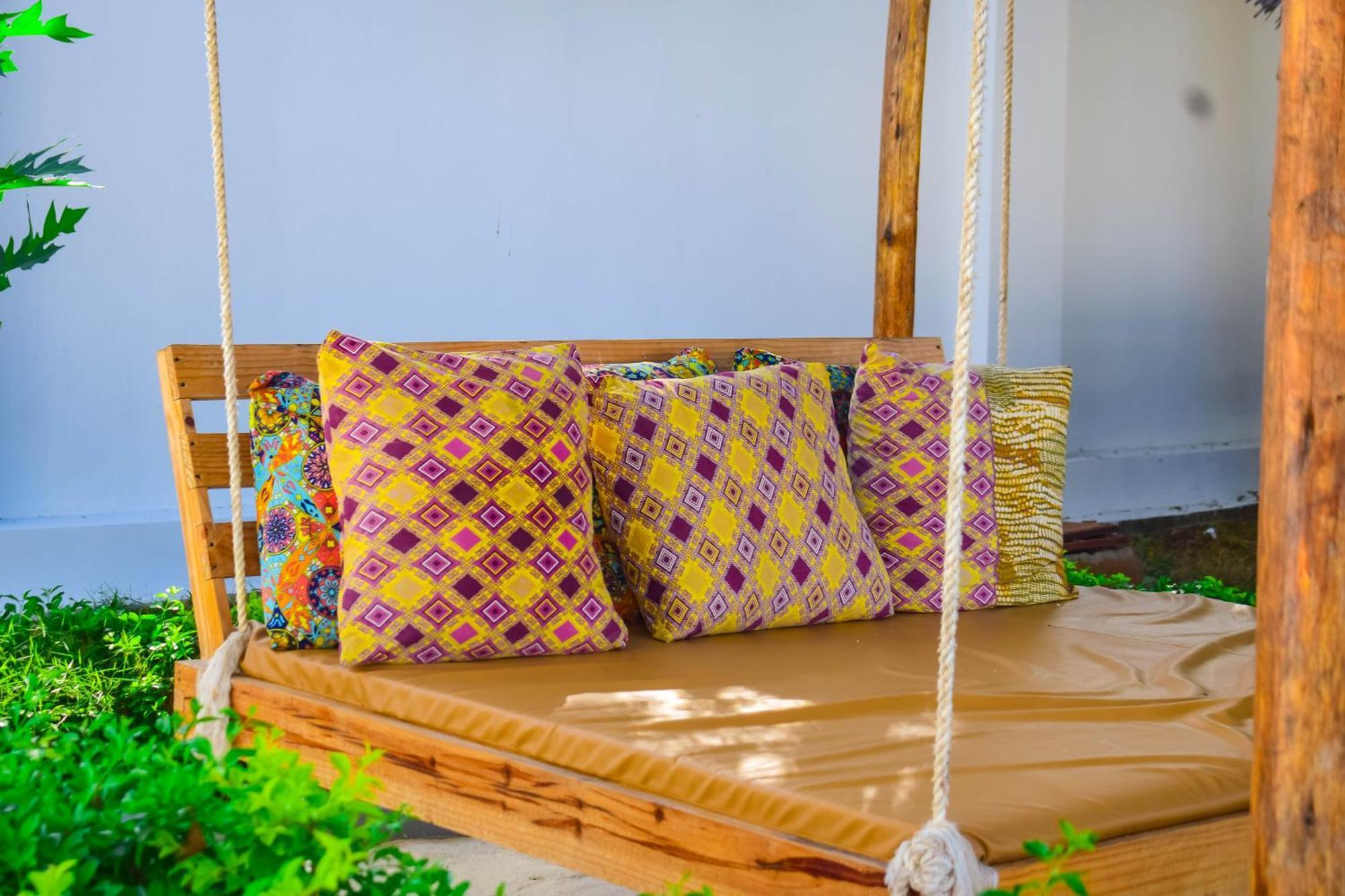 Uhuru House And Restaurant Нунгви Экстерьер фото