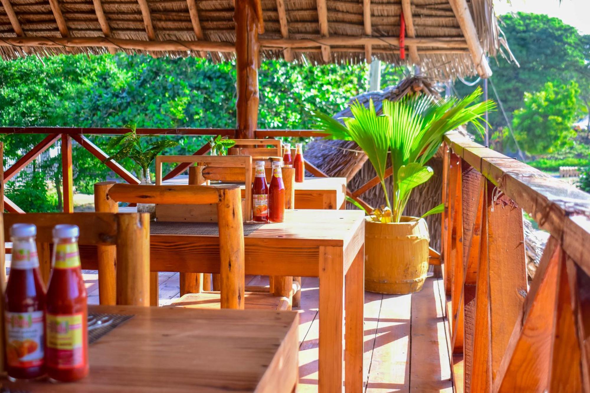 Uhuru House And Restaurant Нунгви Экстерьер фото